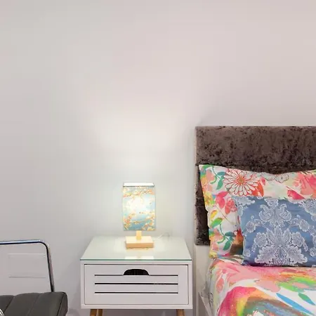 Charming Flat Vibrant Decor Metro Ac In Oporto