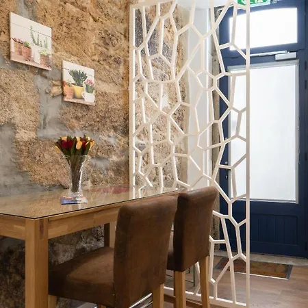 Charming Flat Vibrant Decor Metro Ac In Porto