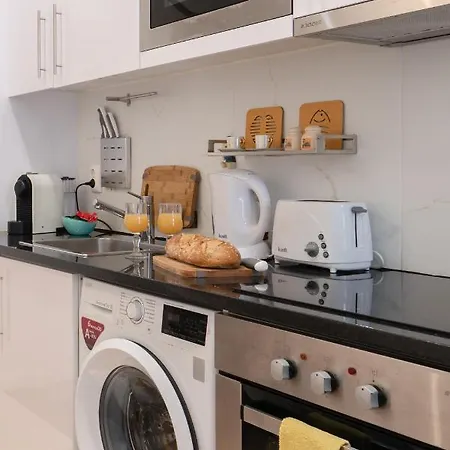 Charming Flat Vibrant Decor Metro Ac In Oporto